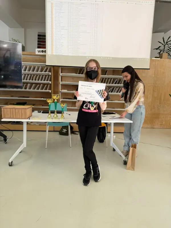 Fată cu diplomă