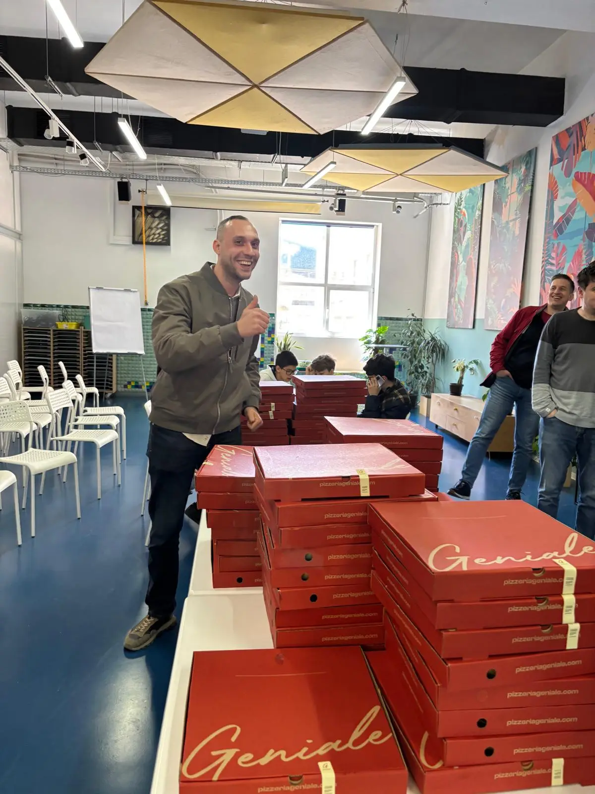 Pizza party la turneu - thumbs up